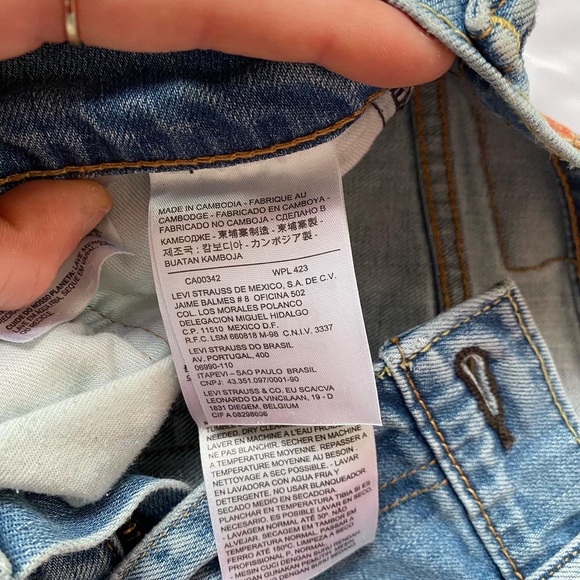 VINTAGE LOWRISE LEVIS! - Picture 5 of 6